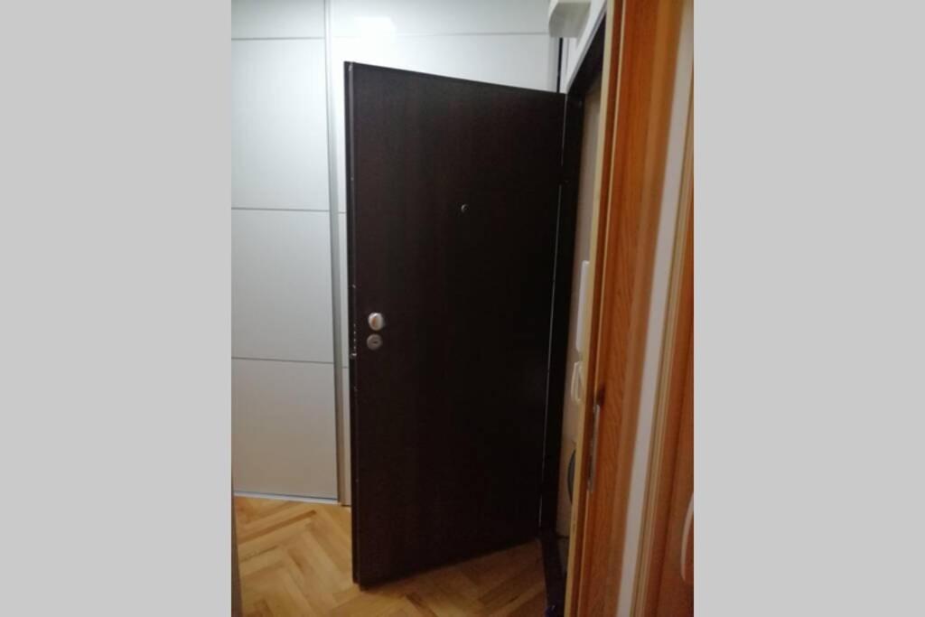 Small Modern Apartment With Parking Place Saraievo Exterior foto